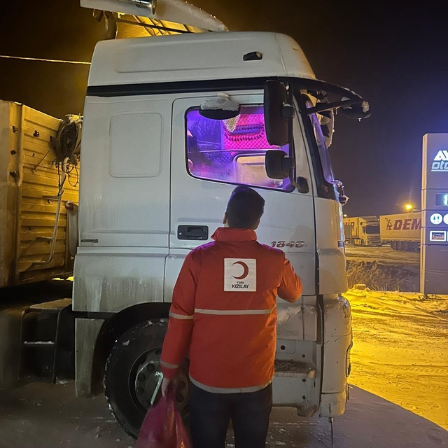 Ardahan'da Kızılay kar nedeniyle araçlarıyla yolda kalanlara gıda ve içecek...