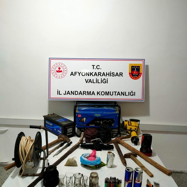 Afyonkarahisar'da kaçak kazı yapan 3 kişi yakalandı