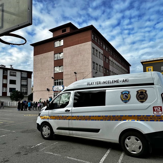 Samsun'da okulun tavanındaki alçının dökülmesi sonucu 7 öğrenci hafif yaral...