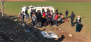 Diyarbakır'da yolcu minibüsünün devrildiği kazada 1'i ağır 15 kişi yaraland...