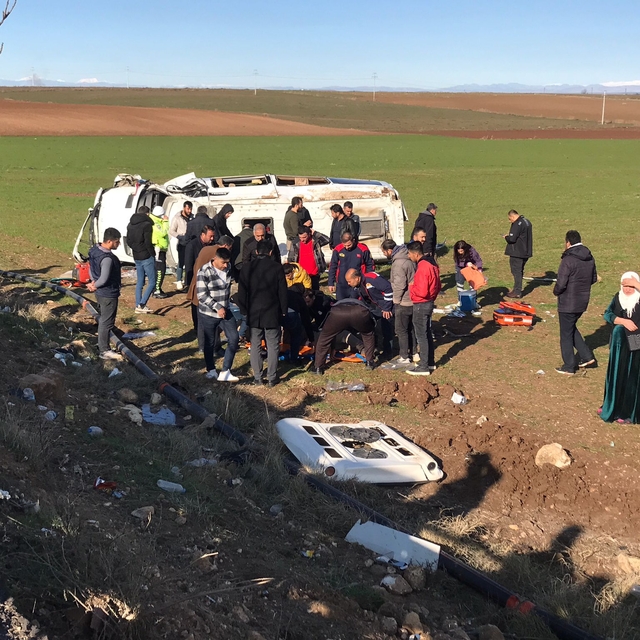 Diyarbakır'da yolcu minibüsünün devrildiği kazada 1'i ağır 15 kişi yaraland...