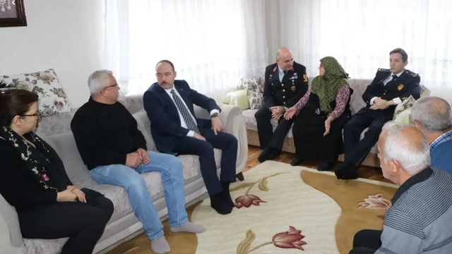 Erfelek Kaymakamı Yıldız, şehit ailesini ziyaret etti