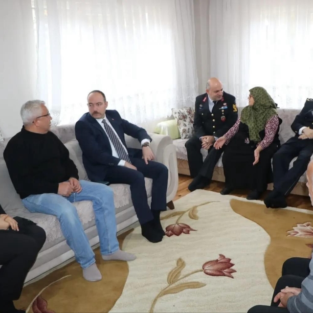 Erfelek Kaymakamı Yıldız, şehit ailesini ziyaret etti