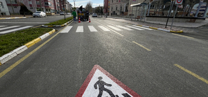 Turhal Belediyesi trafik levhalarındaki uyarıları sürücülerin dikkatini çek...