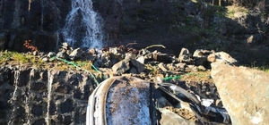 Heyelanda park halindeki cipin üzerine kaya düştü; 40 saniye ile ölümden dö...