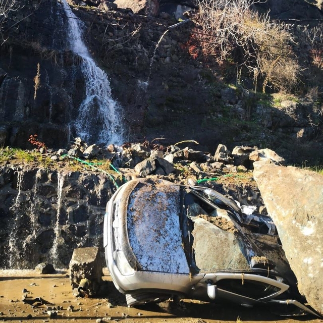 Heyelanda park halindeki cipin üzerine kaya düştü; 40 saniye ile ölümden dö...