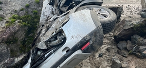 Artvin'deki heyelanda park halindeki araç zarar gördü