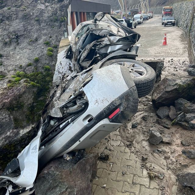 Artvin'deki heyelanda park halindeki araç zarar gördü