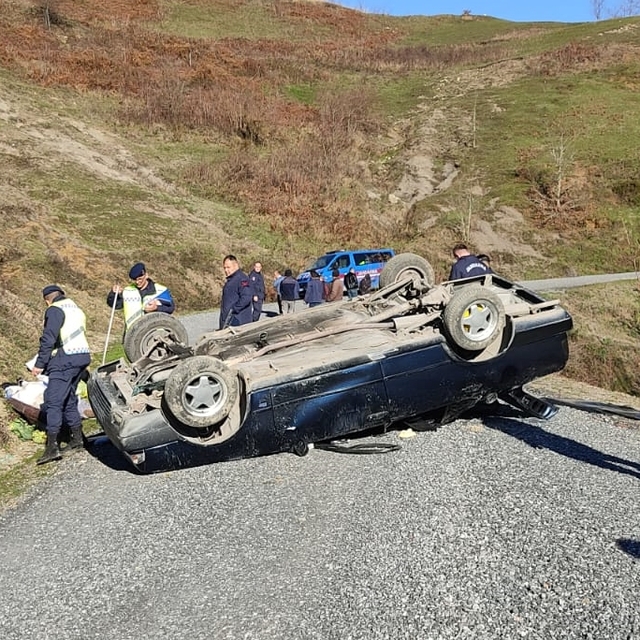 Zonguldak'ta devrilen otomobilin sürücüsü öldü, 2 kişi yaralandı