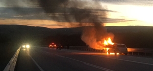 Çorum'da seyir halindeyken yanan otomobil kullanılamaz hale geldi