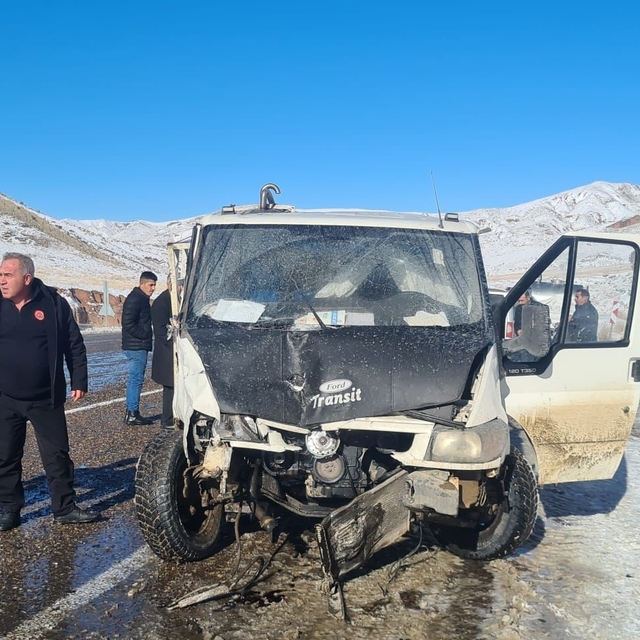 Erzurum'da hafif ticari araç ile kamyonetin çarpıştığı kazada 1 kişi öldü,...