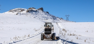 Van'da kardan kapanan 134 yerleşim biriminin yolu açıldı