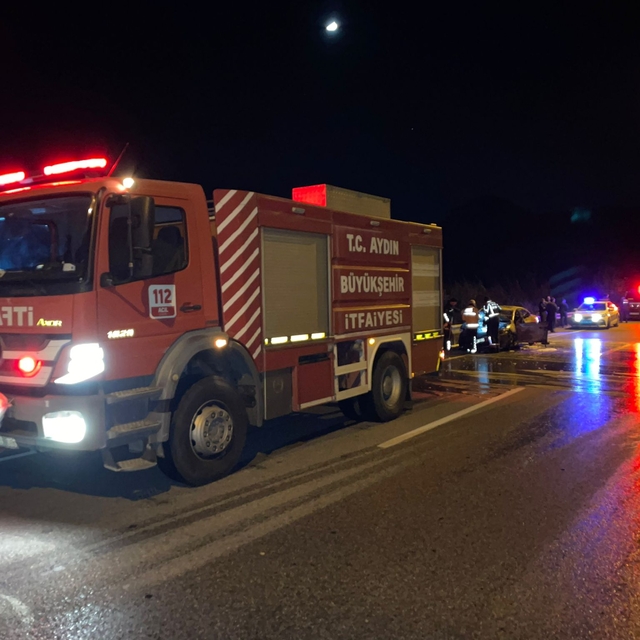 Söke'de seyir halindeyken alev alan otomobil kullanılamaz hale geldi