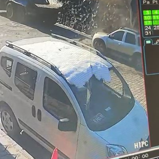 Heyelanda park halindeki cipin üzerine kaya düştü; 40 saniye ile ölümden dö...