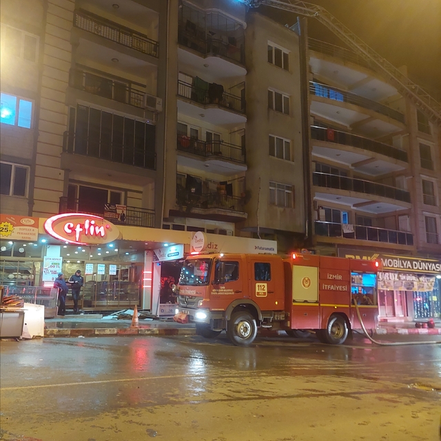 Kemalpaşa'da bir binanın çatısında çıkan yangın söndürüldü
