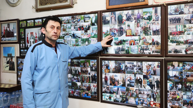 Tekirdağ'da kahvehane işletmecisi işyerinin duvarlarını müşterilerinin fotoğraflarıyla süslüyor