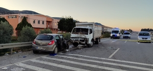 Manisa'da kamyonetle otomobilin çarpışması sonucu 1 kişi öldü, 3 kişi yaral...