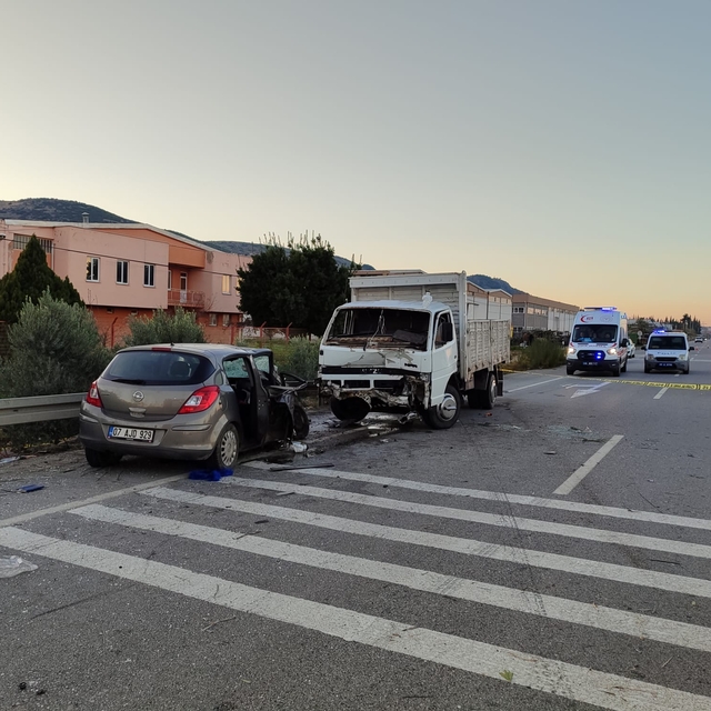 Manisa'da kamyonetle otomobilin çarpışması sonucu 1 kişi öldü, 3 kişi yaral...