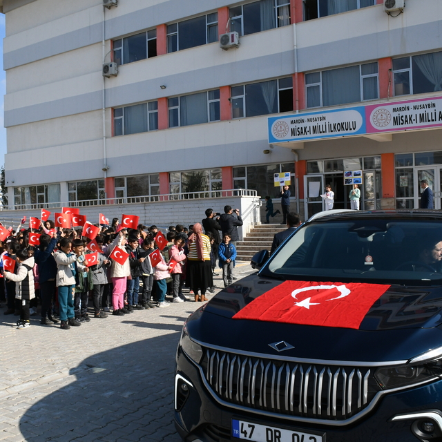 Mardin'de Türkiye'nin yerli otomobili Togg öğrencilere tanıtıldı