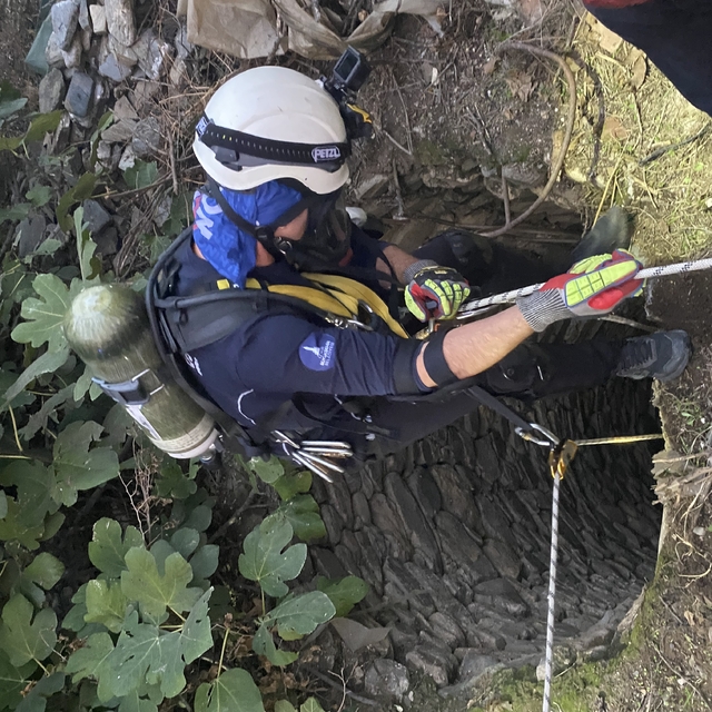 İzmir'de 42 metrelik su kuyusuna düşen köpek kurtarıldı