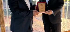 Kumluca'da meslekte 25 yılı dolduran esnafa plaket verildi
