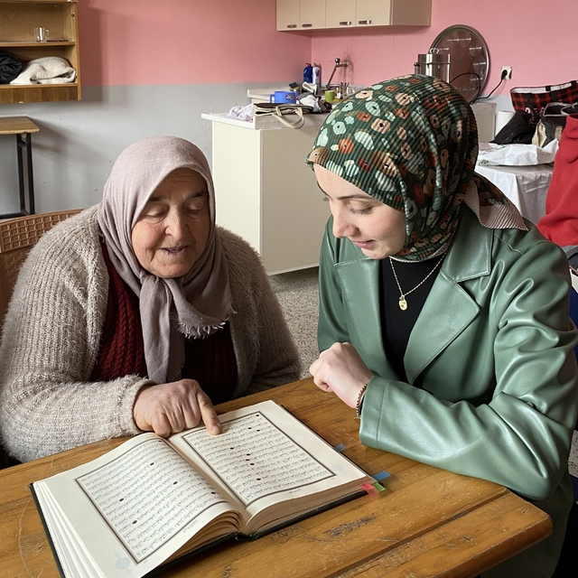 Espiye'de kadınlar Köy Yaşam Merkezindeki kursta Kur'an-ı Kerim öğreniyor