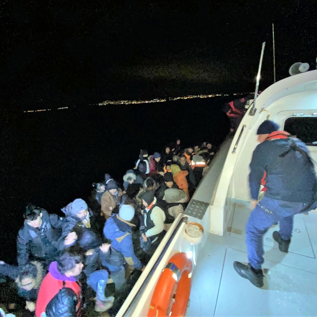 Aydın'da sürüklenen bottaki 51 kaçak göçmen kurtarıldı