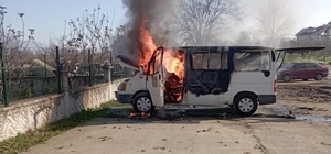 Karapürçek'te park halindeki kamyonet yandı