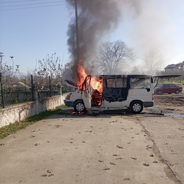 Karapürçek'te park halindeki kamyonet yandı