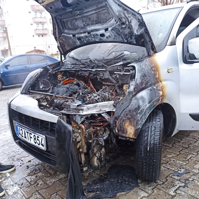 Akşehir'de park halindeki araç yandı