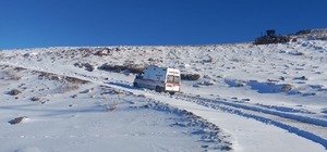 Kar nedeniyle mezrada mahsur kalan hasta yolun açılmasıyla hastaneye kaldır...