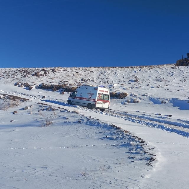 Kar nedeniyle mezrada mahsur kalan hasta yolun açılmasıyla hastaneye kaldır...