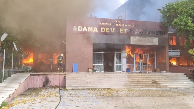Adana'da kullanılmayan hastane binasının deposunda yangın - Adana Haberleri