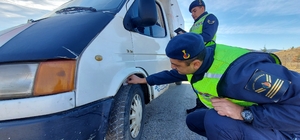 Gümüşhacıköy'de jandarma ekipleri kış lastiği denetimi yaptı