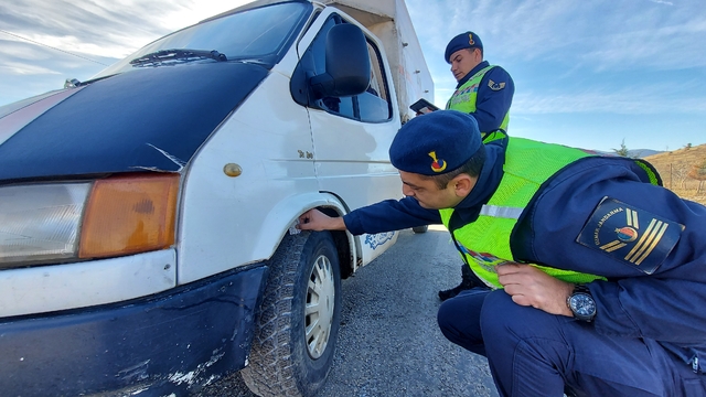 Gümüşhacıköy'de jandarma ekipleri kış lastiği denetimi yaptı