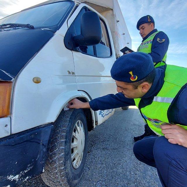 Gümüşhacıköy'de jandarma ekipleri kış lastiği denetimi yaptı