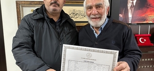 Tokat'ta 78 yaşında liseyi bitiren Yunis Demiriz, diplomasını ailesiyle bir...