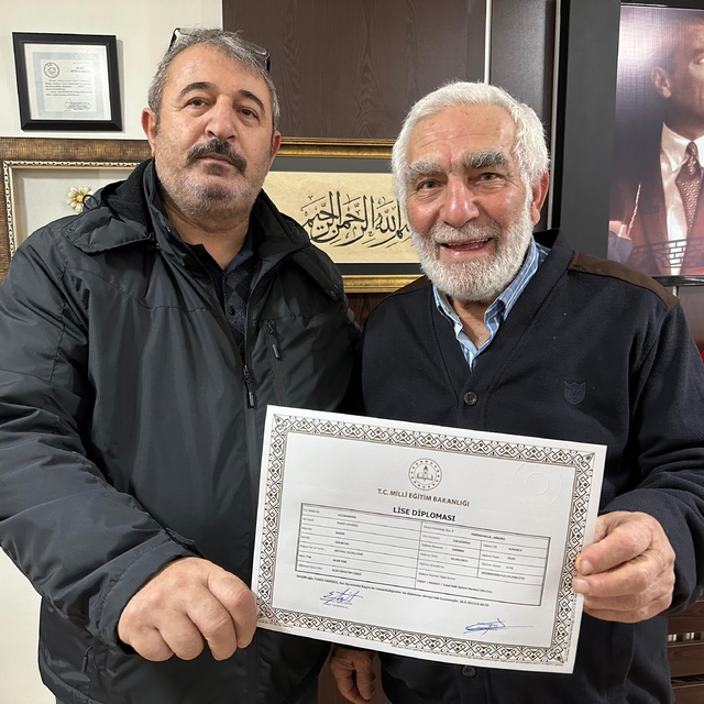 Tokat'ta 78 yaşında liseyi bitiren Yunis Demiriz, diplomasını ailesiyle bir...