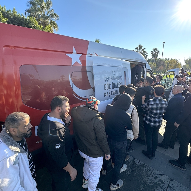Mersin'de konuşlu Mobil Göç Noktası araçları düzensiz göçmeleri tespit ediy...
