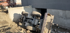 Konya'da devrilen kepçenin altında kalan operatör yaralandı