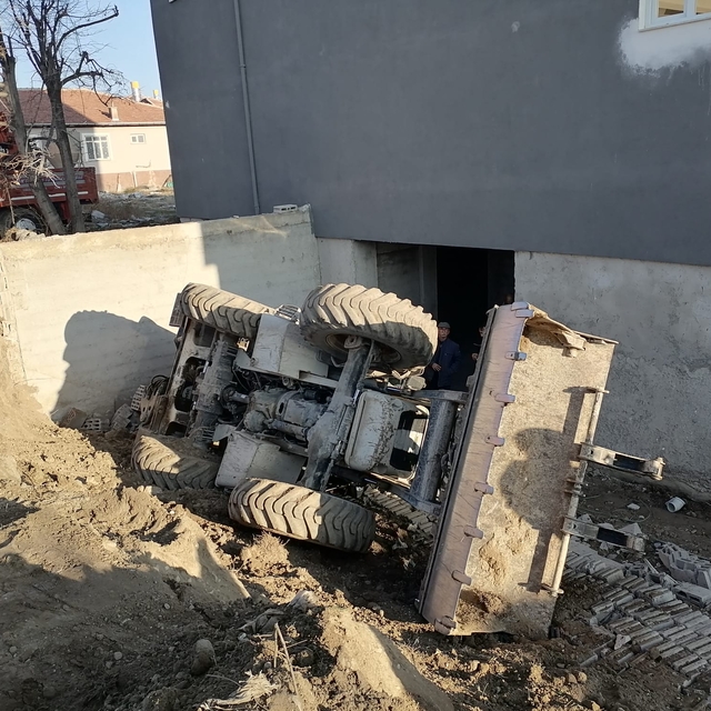 Konya'da devrilen kepçenin altında kalan operatör yaralandı