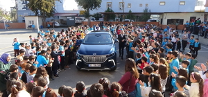 Türkiye'nin yerli otomobili Togg, Erdemli'de öğrencilere tanıtıldı