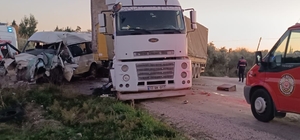 Osmaniye'de tarım işçilerini taşıyan minibüs ile tır çarpıştı, 5 kişi yaralandı