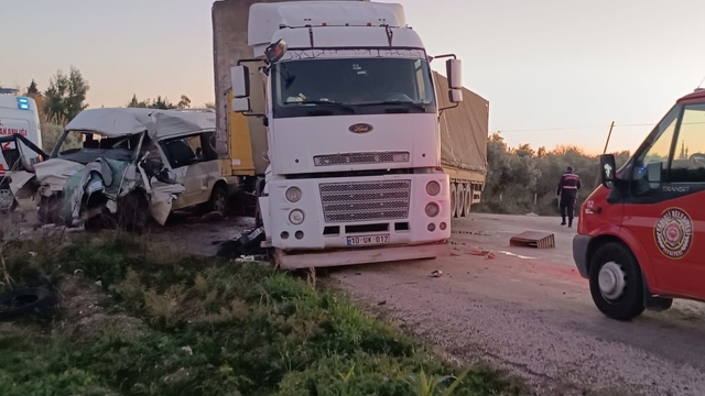 Osmaniye'de tarım işçilerini taşıyan minibüs ile tır çarpıştı, 5 kişi yaralandı