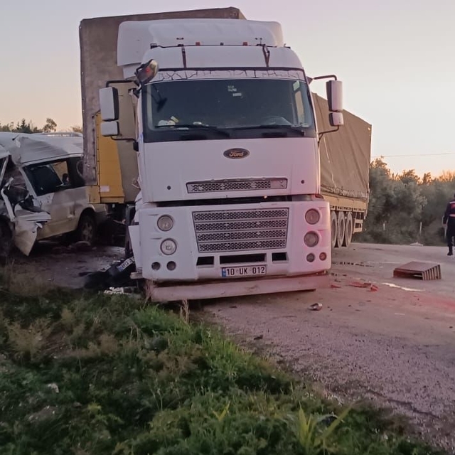 Osmaniye'de tarım işçilerini taşıyan minibüs ile tır çarpıştı, 5 kişi yaral...