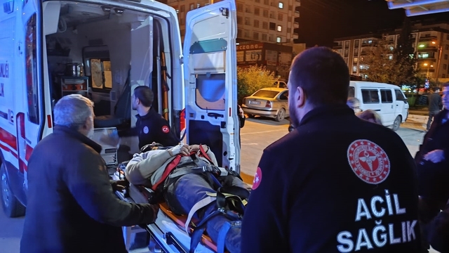 Şanlıurfa'da otomobil ile traktörün çarpışması sonucu 6 kişi yaralandı