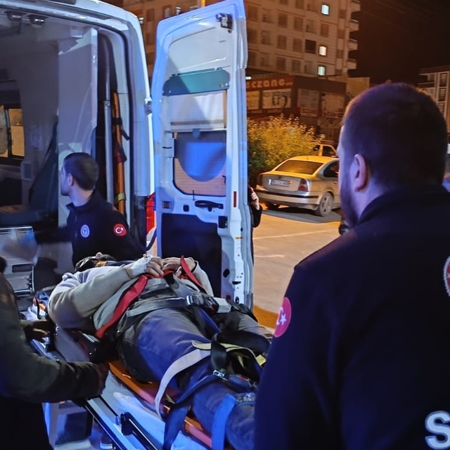Şanlıurfa'da otomobil ile traktörün çarpışması sonucu 6 kişi yaralandı