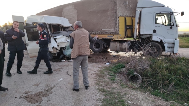 Osmaniye'de minibüs ile TIR çarpıştı: 2 ölü, 2 yaralı