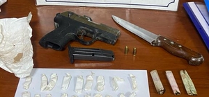 İzmir'de "dur" ihtarına uymayan otomobildeki şüpheliler yakalandı