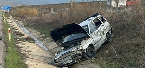 Samsun'da devrilen otomobilin sürücüsü yaralandı